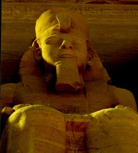  Abu Simbel, statuia lui Rameses al II lea
